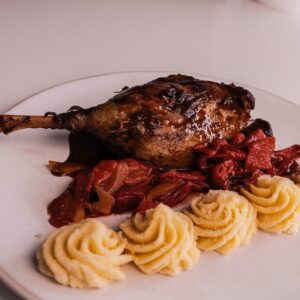 Muslo de pato(confitado casero) con guarnición