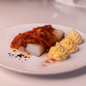 Bacalao encebollado tradicional y papas