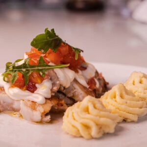 Cherne gratinado con verduras y vinagreta de tomates