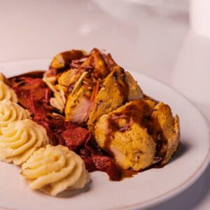 Supremas de pollo rellenas de serrano y verduras en su salsa