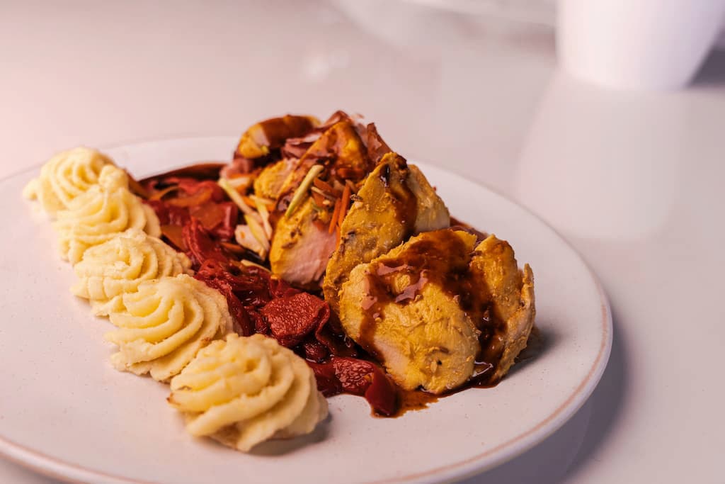 Supremas de pollo rellenas de serrano y verduras en su salsa