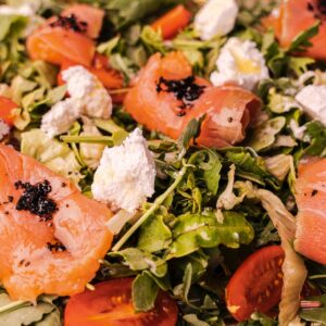 Ensalada de salmón ahumado con queso feta, tomate cherry y fruta con vinagreta balsámica
