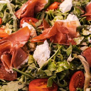 Ensalada de rulo de cabra jamón bodega con piña y pasas