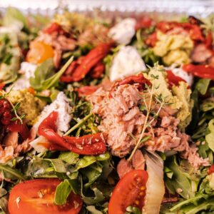 Ensalada de atún escabechado, crudites (cebolla roja, pepino y tomates) y vinagreta de millo