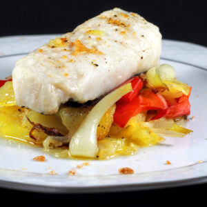 Lomitos de merluza con veloute de pimientos