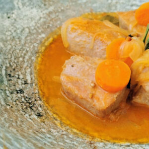 Lomo de atún en escabeche de salmorejo