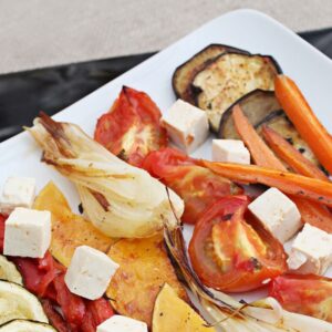 Verduras crujientes mezclum queso feta